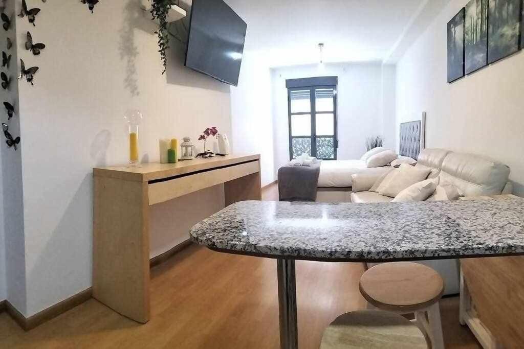 Loft Old Couples Getaway Apartment *